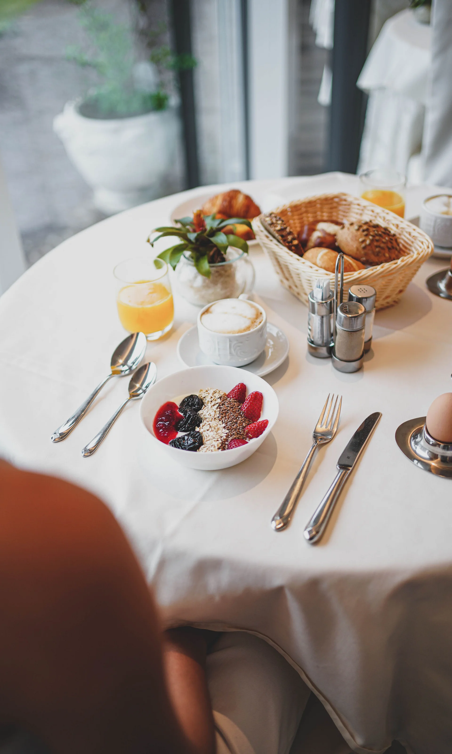 Euer Hotel in Schenna für Momente in #echtzeit Frühstückstisch mit Müsli, Brötchen, Ei, Kaffee und Orangensaft