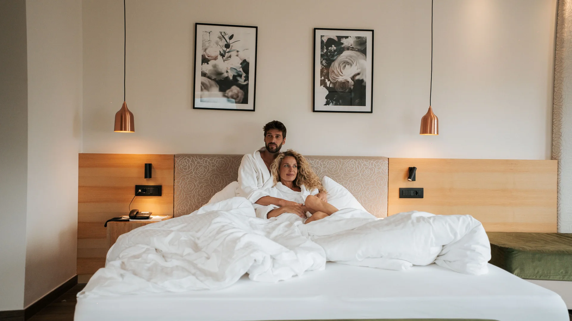 Euer Hotel in Schenna für Momente in #echtzeit Paar entspannt sich zusammen im Bett eines modernen Hotels