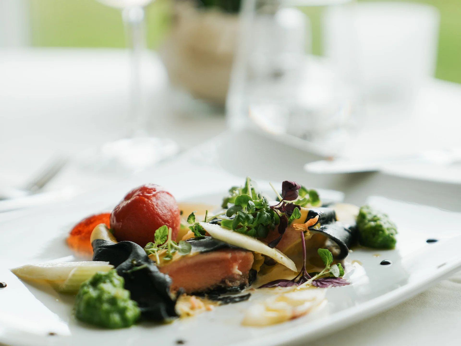 Euer Hotel in Schenna für Momente in #echtzeit Elegantes Gourmetgericht mit Wein auf weiß gedecktem Tisch