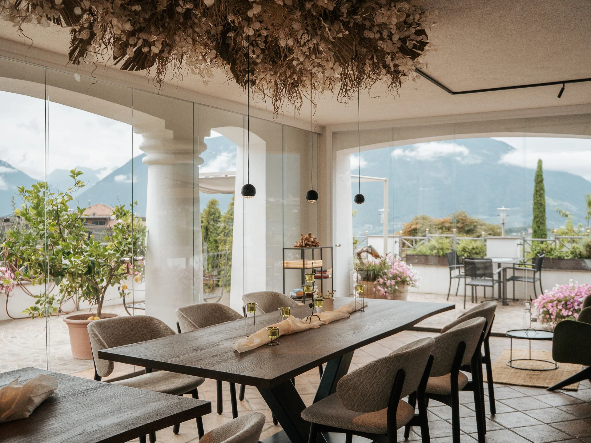 Euer Hotel in Schenna für Momente in #echtzeit Moderner Essbereich mit Holztischen und Gartenblick bei Tageslicht